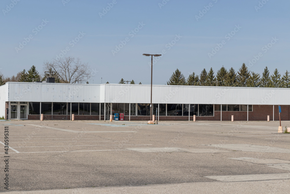 Recently shuttered retail mall location. Retail stores are under pressure from internet shopping sites. Recently shuttered retail mall location. Retail stores are under pressure from internet shopping sites.