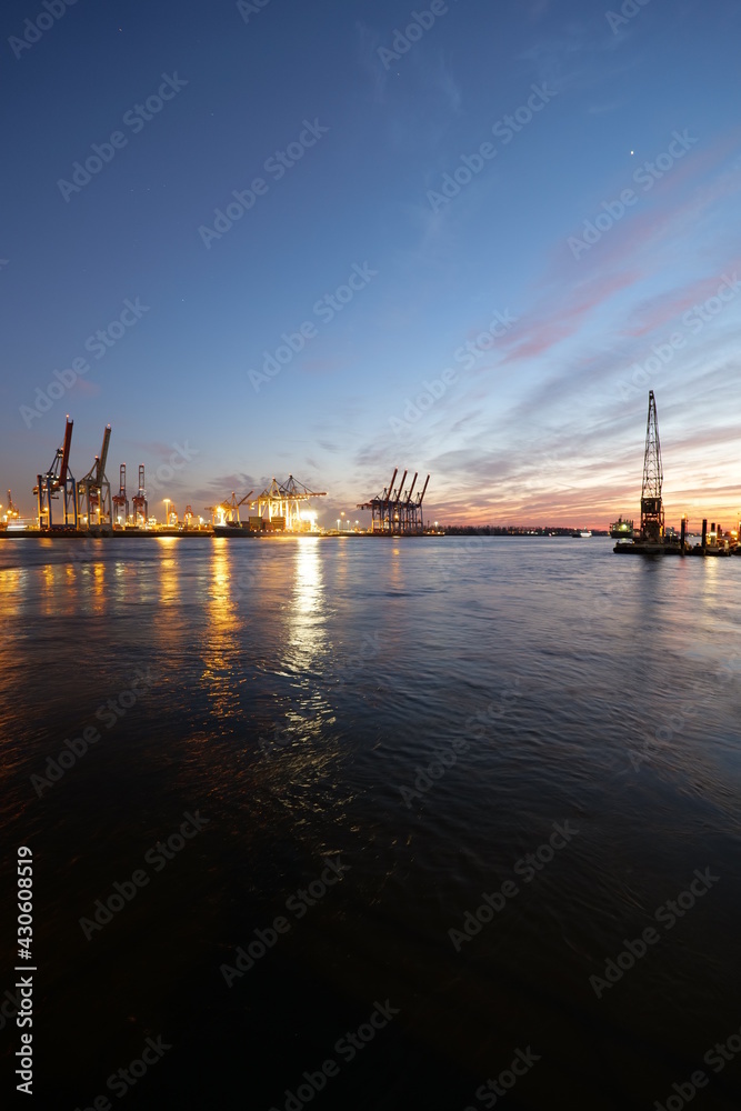 Fototapeta premium Der Hamburger Hafen in einer Abenddämmerung