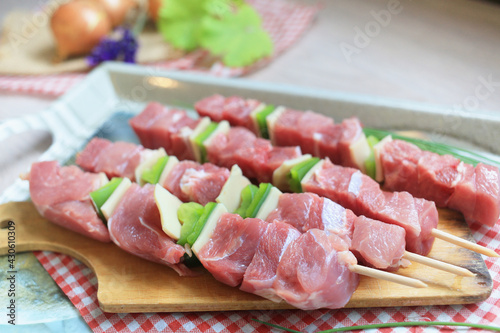 brochettes, préparation pour grillade, barbecue ,brochettes de dinde crue