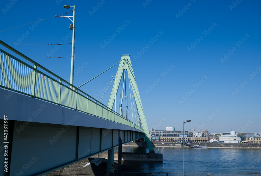 Severinsbrücke über den Rhein in Köln 4