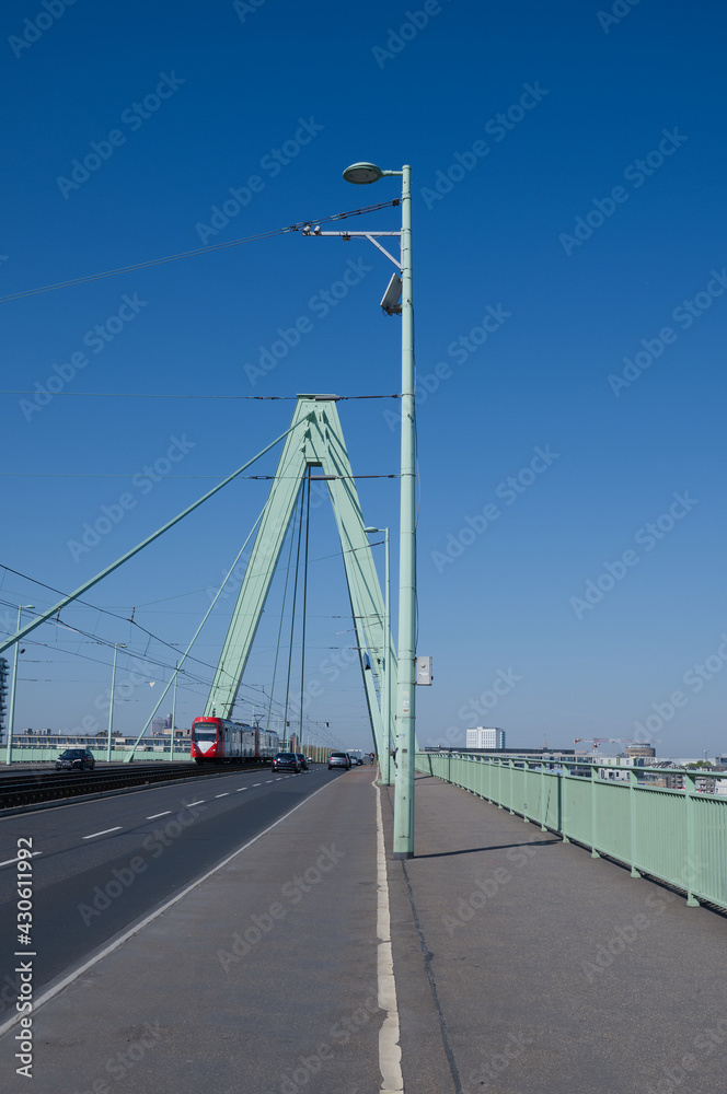 Severinsbrücke über den Rhein in Köln 3