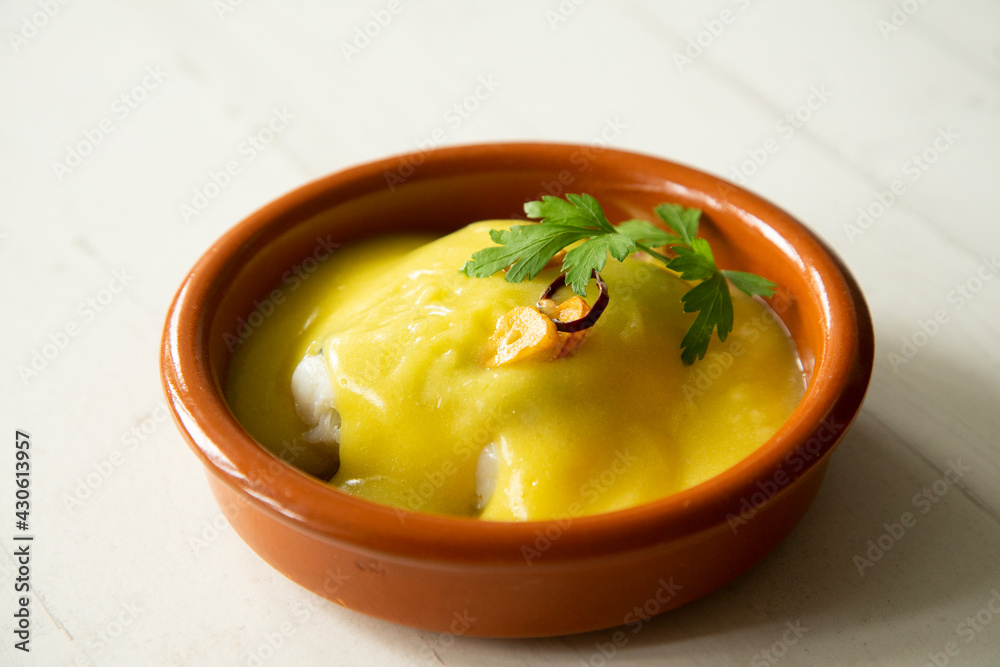 Bacalao al pil pil tapa tradicional del norte de España. Pescado de coco cocinado con una deliciosa salsa hecha con aceite, bacalao y ajo. Bacalao al pil pil tapa tradicional del norte de España. Pescado de coco cocinado con una deliciosa salsa hecha con aceite, bacalao y ajo.