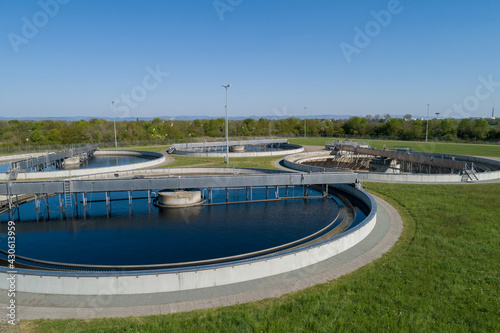 Wasserkreislauf und nachhaltige Wasseraufbereitung in der Kläranlage, Nachklärbecken von erhöhtem Standpunkt.