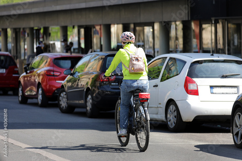 fahrradfahrer in der stadt mit viel verkehr © Sigtrix