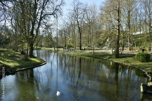 Foto L'étang principal du parc Josaphat à Schaerbeek sous l'ombre de la végétation de