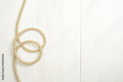 Cuerda sobre fondo de madera blanca