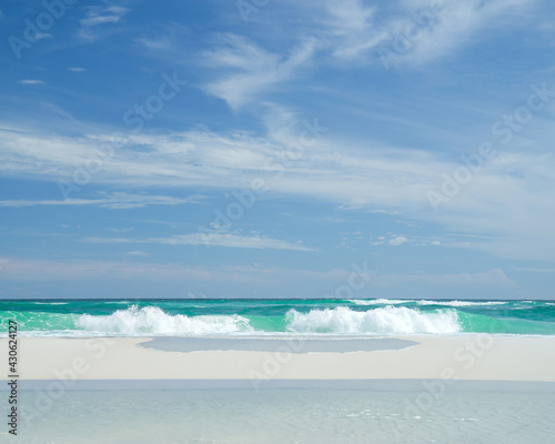 Fototapeta Naklejka Na Ścianę i Meble -  Turquoise Water ocean waves and white sand in the Gulf of Mexico