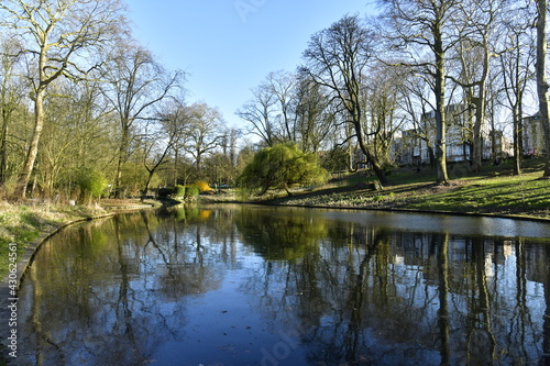 L'effet miroir d'un des étangs en fin de journée au parc Josaphat à Schaerbeek