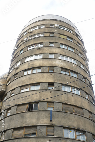 apartment block built on the round. photo during the day.
