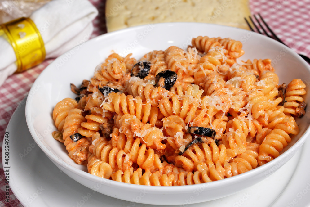Gustoso piatto di fusilli con crema di formaggio philadelphia, tonno, olive nere, parmigiano grattugiato. Gustoso piatto di fusilli con crema di formaggio philadelphia, tonno, olive nere, parmigiano grattugiato.