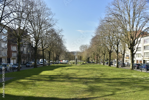 La pelouse supérieure entre deux rangées d'arbres au parc Huart Hamoir à Schaerbeek