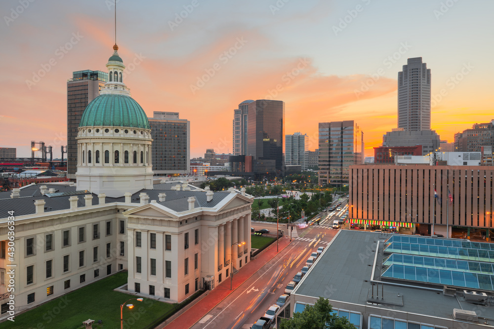 Obraz premium St. Louis, Missouri, USA downtown cityscape with the Old Courthouse
