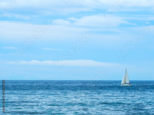 Barco de vela surcando el agua del Mediterráneo