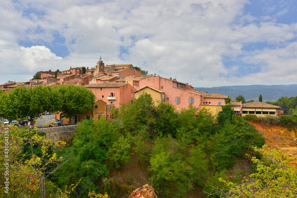 Roussillon (84220) village rose dans son environnement verdoyant, département du Vaucluse en région Provence-Alpes-Côte-d'Azur, France