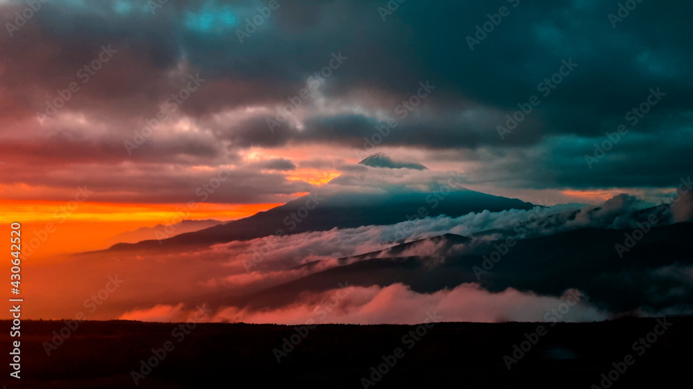 El imponente Misti _ Arequipa, Ocultándose entre las nubes del atardecer