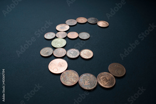 S  mbolo del euro hecho con monedas de c  ntimos de euro sobre fondo negro