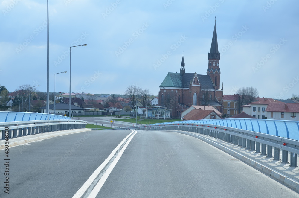 Fototapeta premium Kościół w Stalowej Woli , Stalowa Wola Kościół ,Stalowa Wola , Stalówka , Stalowa Wola ,krajobraz, niebo, pola, gras, charakter, hayfield, zieleń, countryside, chmura, blękit, kraj, rolnictwa, lato, o