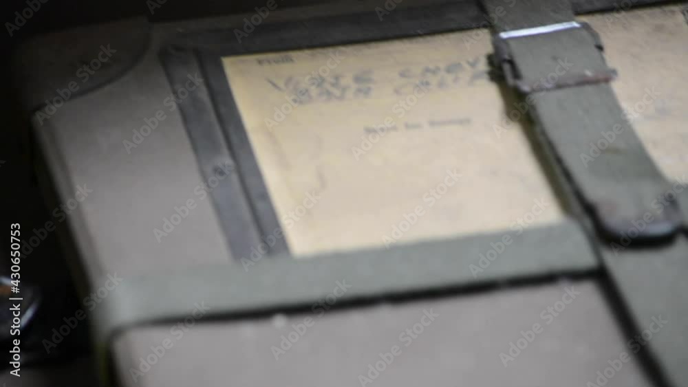 Close up de artículos antiguos empolvados, caja de película cinematográfica antigua y latas de metal con cinta, material histórico y acervo cultural