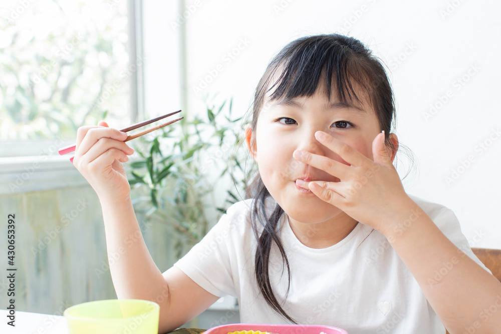 お弁当を食べる子ども お弁当を食べる子ども