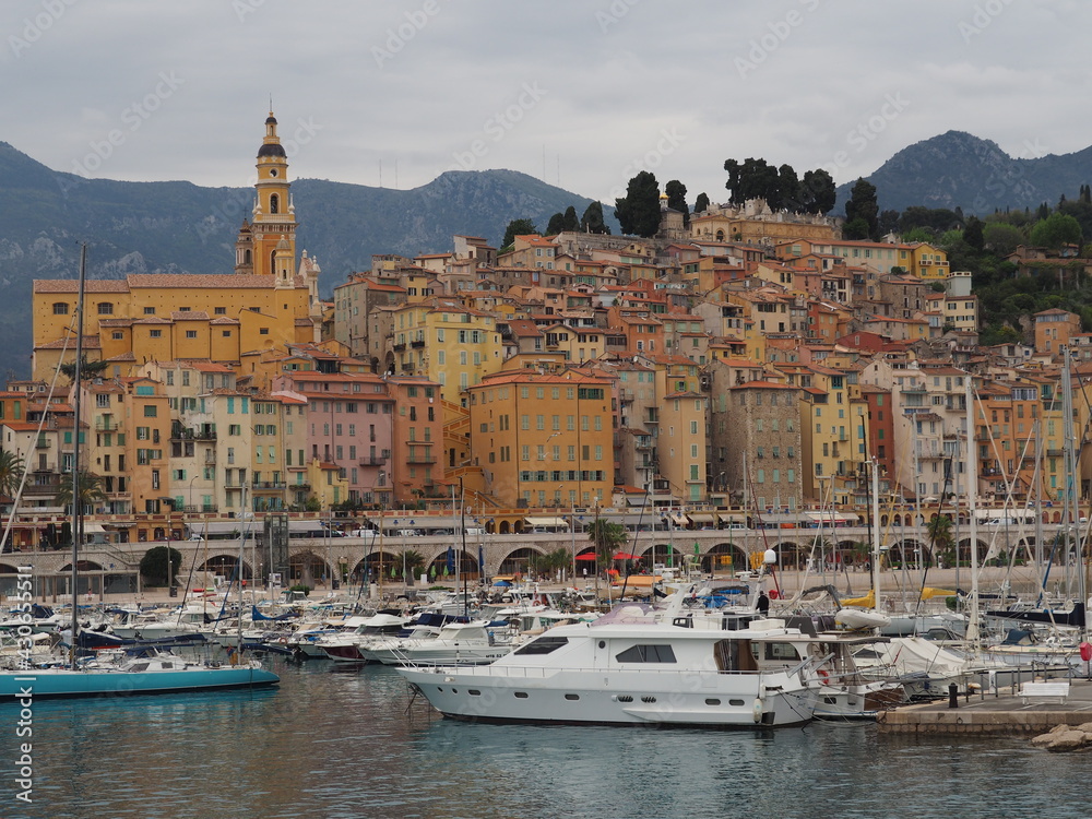 vue sur la vieille ville de Menton et le port - Côte d'Azur