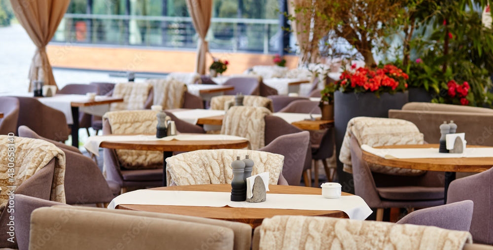 Obraz premium Restaurant or cafe with cozy interior. View of modern dinning room interior