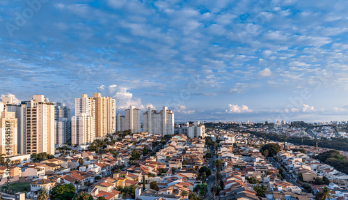 Vista do bairro parque da flores em campinas e prédios de mansões santo Antônio