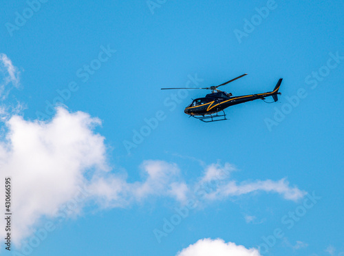 Helicóptero preto no céu azul