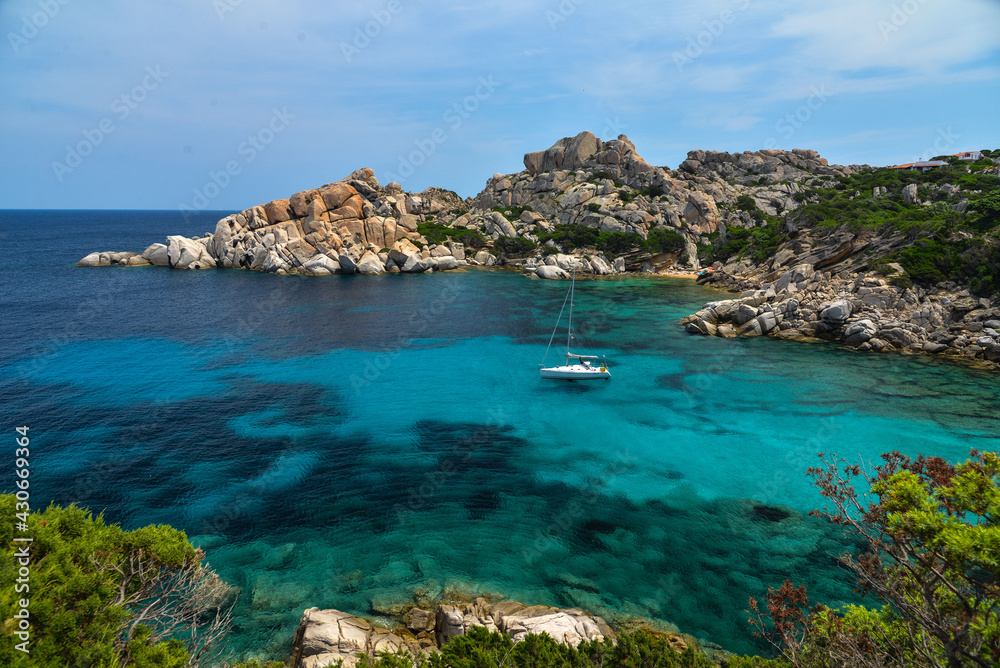 Blaue Bucht mit Segelboot bei Capo Testa auf Sardinien am Mittelmeer Italien