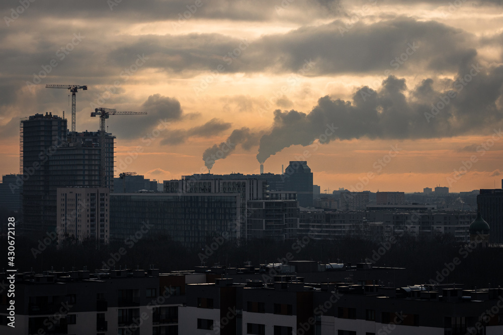 Warszawa wschód słońca centrum Wola smog mgła chmury żuraw budowa