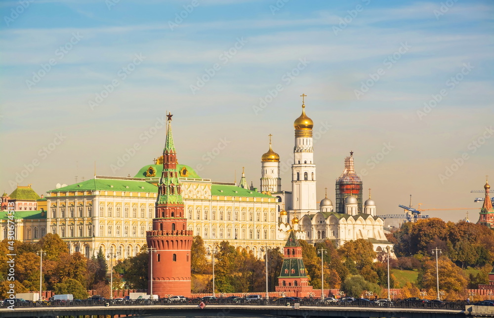 Obraz premium View of the walls, cathedrals and the tower of the Moscow Kremlin