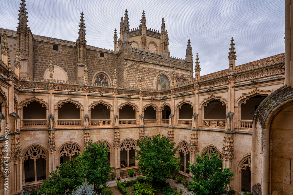 Fototapeta premium Gothic atrium of Monastery of San Juan de los Reyes in the city of Toledo, Spain