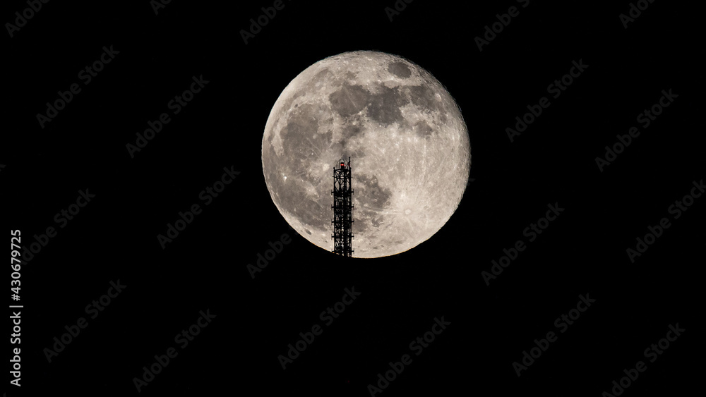 Obraz premium Pink moon scraping TV Tower Stuttgart