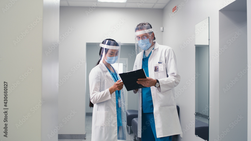 Fototapeta premium Medical practitioners discussing diagnosis during pandemic