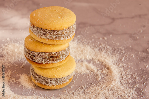 Tableau sur toile Deliciosos alfajores de maicena rellenos de dulce de leche y espolvoreados con coco rallado, a luz de la mañana