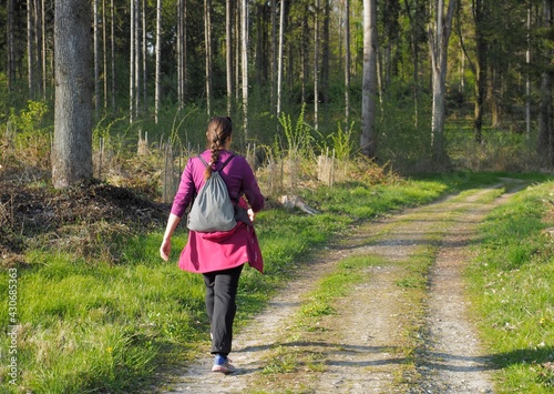 Sportiv - Frau wandert mit Elan durch den Wald