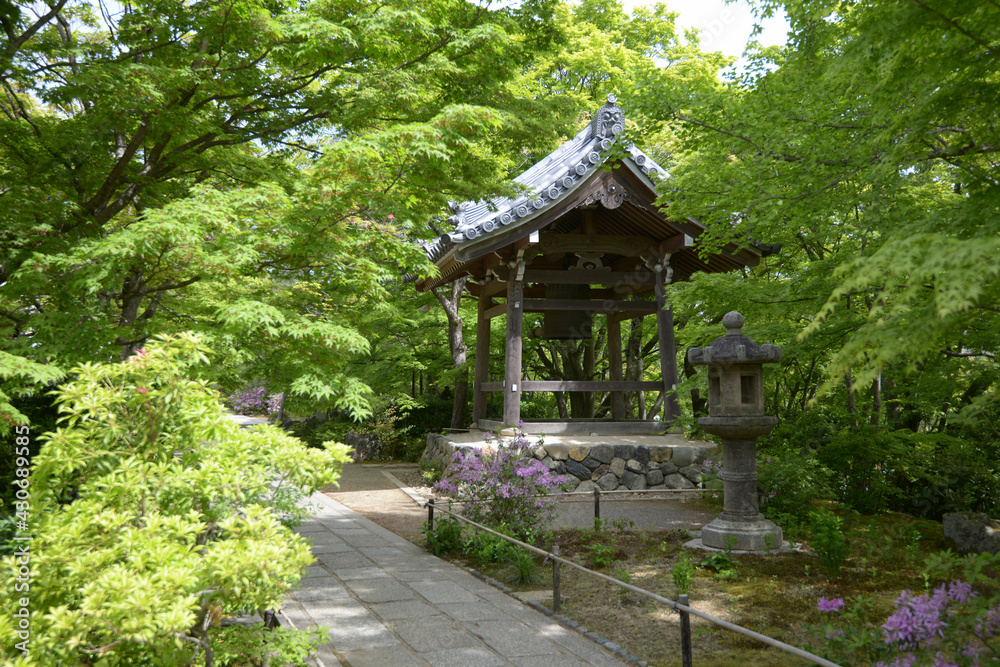 新緑の常寂光寺　鐘楼　京都市嵯峨