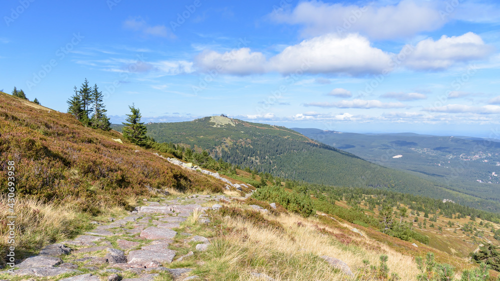 Fototapeta premium Trail to the shelter under Labski Szczyt mountain