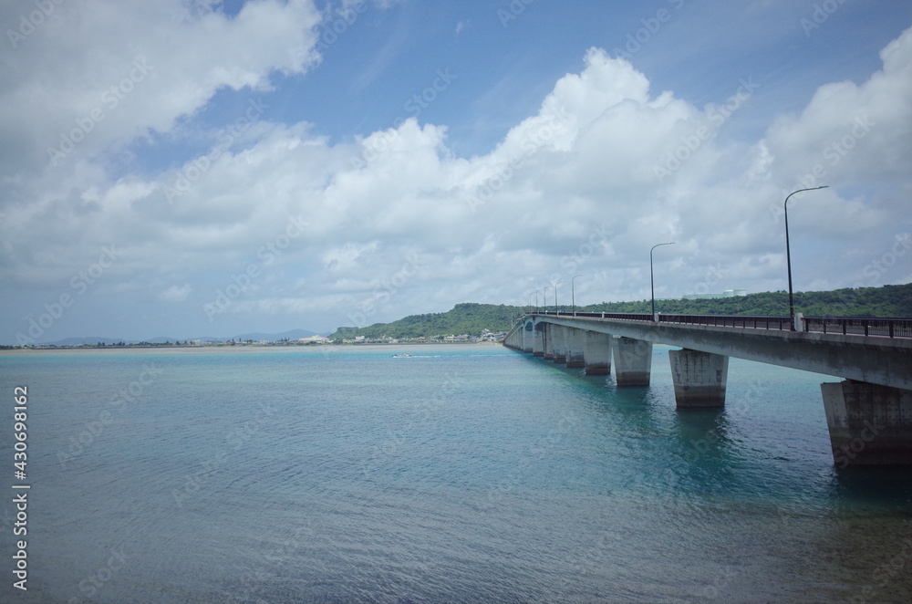 綺麗な海の長い橋