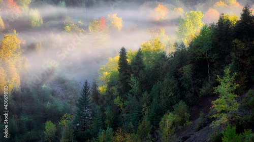 Tableau sur toile Autumn scenery of Rogue River valley in early morning with fog and mist