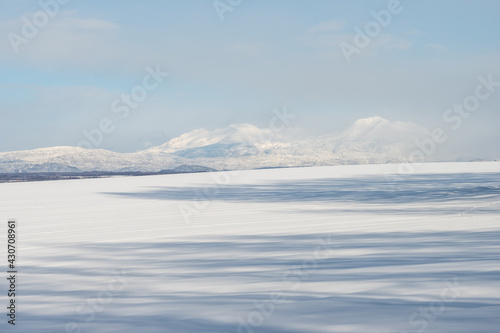 北海道の冬景色 美瑛の丘と大雪山 