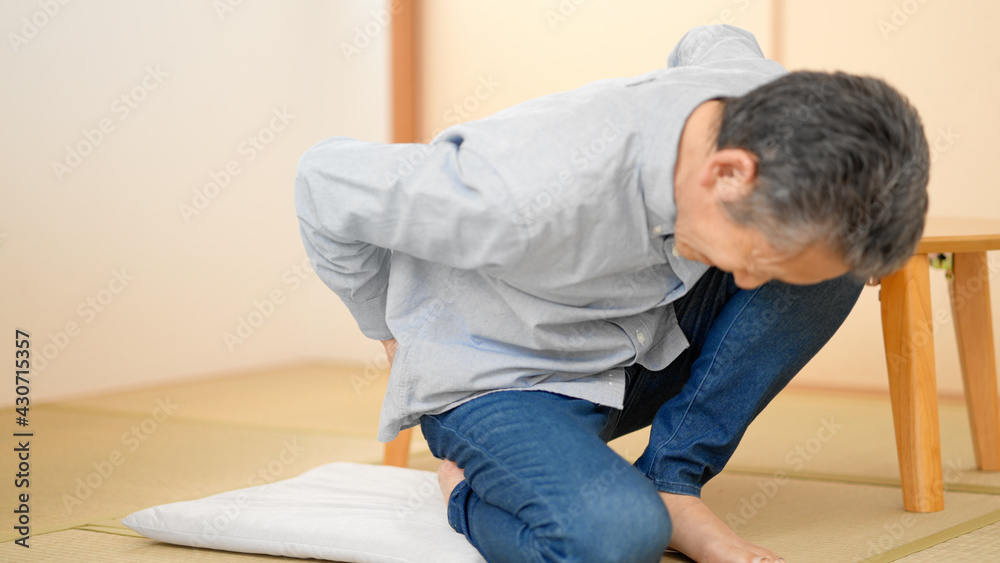 腰をさするシニア男性 腰をさするシニア男性