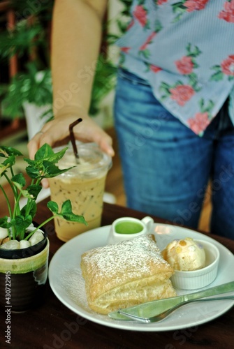 Pandan Custard Puff and Ice Cream