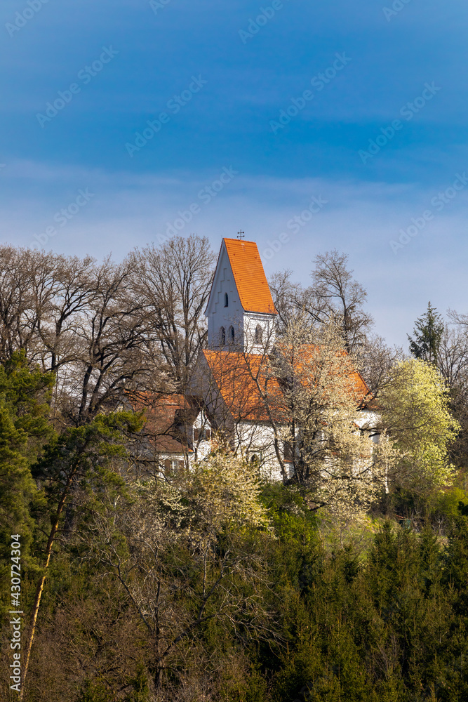 Einsame Kirche im Wald bei Pöttmes, Bayern, Deutschland Einsame Kirche im Wald bei Pöttmes, Bayern, Deutschland