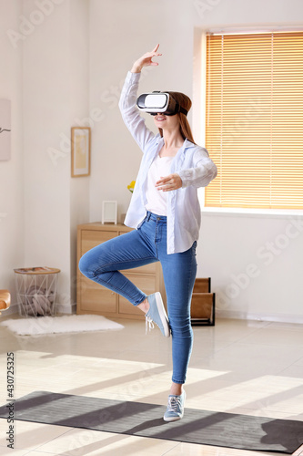 Young woman with virtual re...