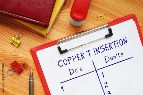Fotografija COPPER T INSERTION Do's and Don'ts inscription on the sheet.