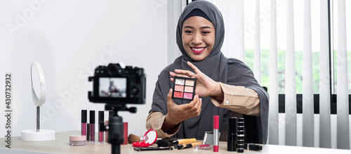 Canvas Print Asian muslim woman beauty blogger looking at the camera to review eye shadow sho
