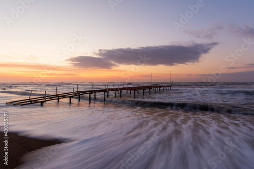Long exposure photos of a pier structure © Gunes