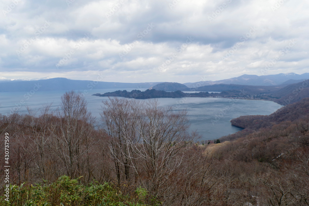峠の展望台から見る十和田湖