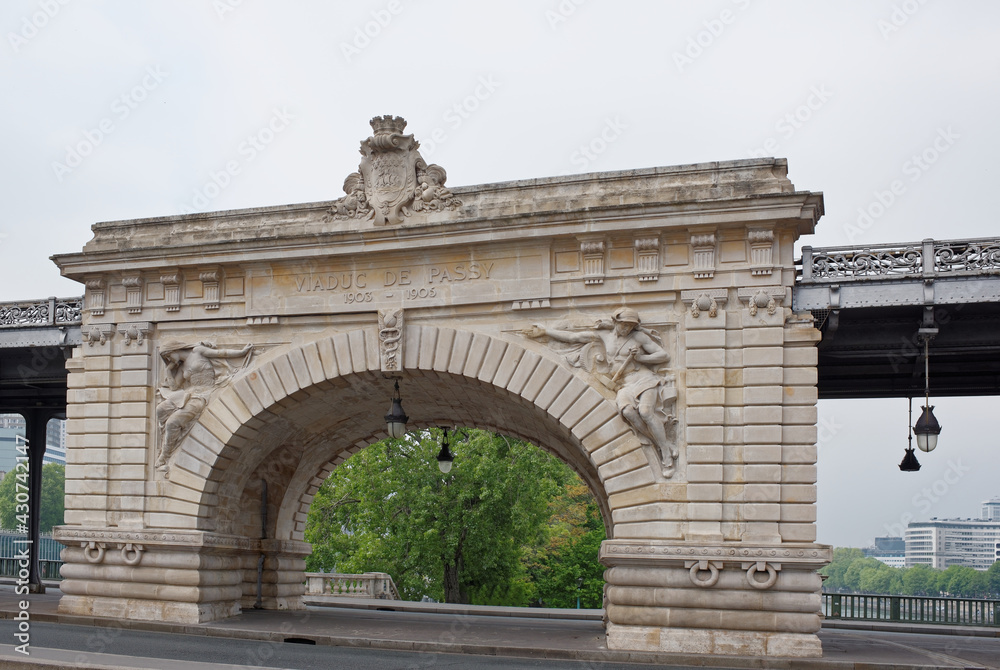 Fototapeta premium View of the Bir-Hakeim bridge
