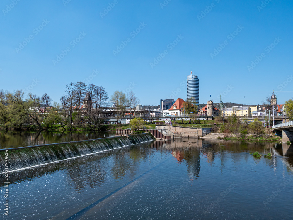 Obraz premium Blick auf Jena in Thüringen mit dem Fluss Saale